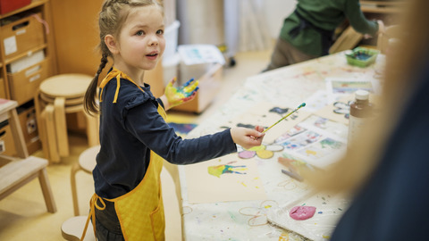 Kleines Mädchen malt mit Wasserfarben in einer Kita des CJD